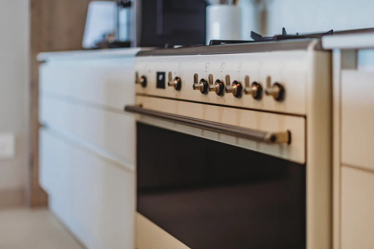 Horizon Residence — ocean-view living, kitchen and entertaining