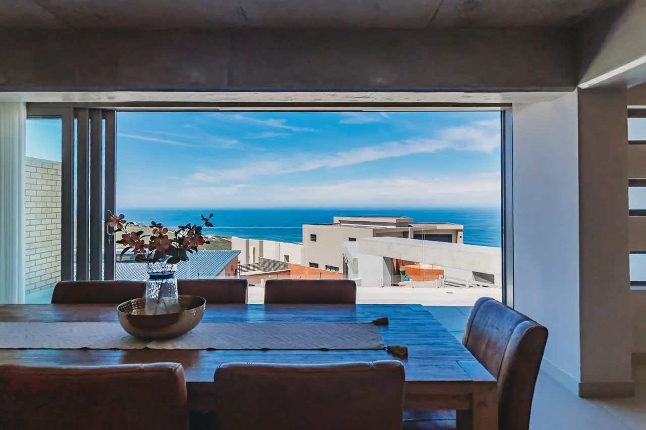 Horizon Residence ocean-view dining in Herolds Bay