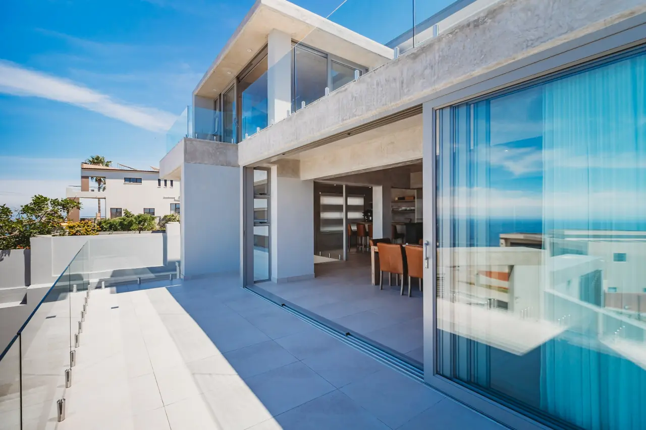 Horizon Residence — ocean-view living, kitchen and entertaining
